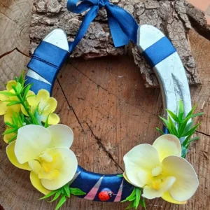 Ferro di cavallo artigianale decorato con nastro blu e orchidee