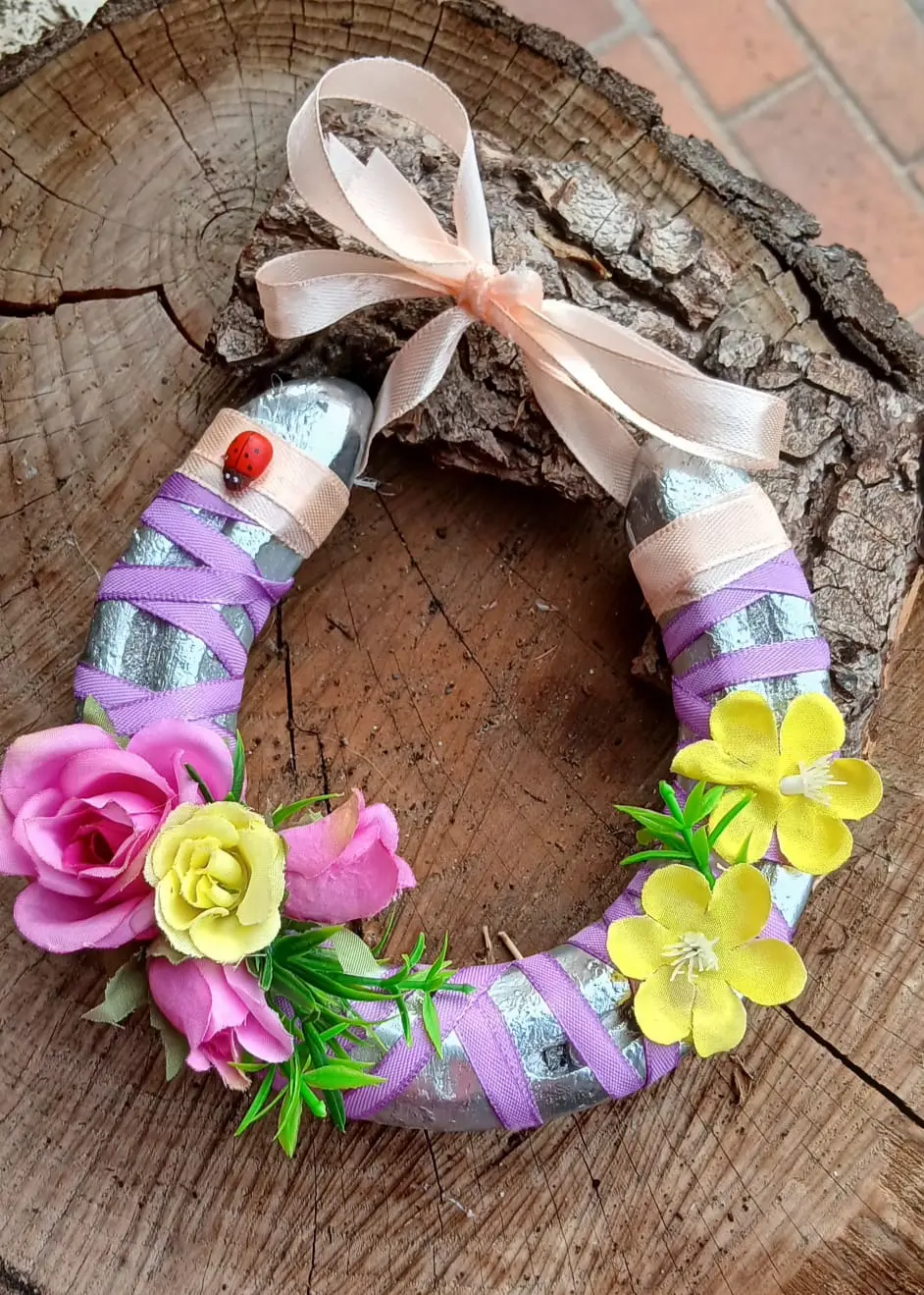 Ferro di cavallo artigianale decorato con nastri lilla e fiori colorati