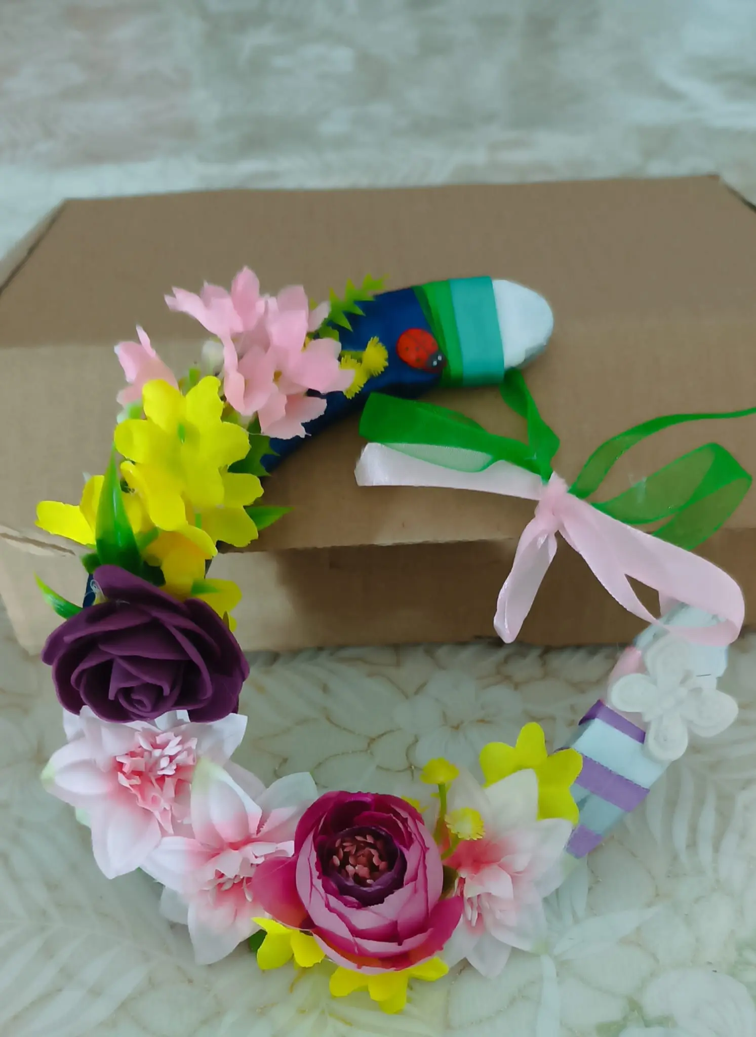 Ferro di cavallo artigianale decorato con fiori multicolore